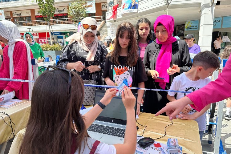 İzmit'te 'Karneni Getir, Biletini Götür'e yoğun ilgi -