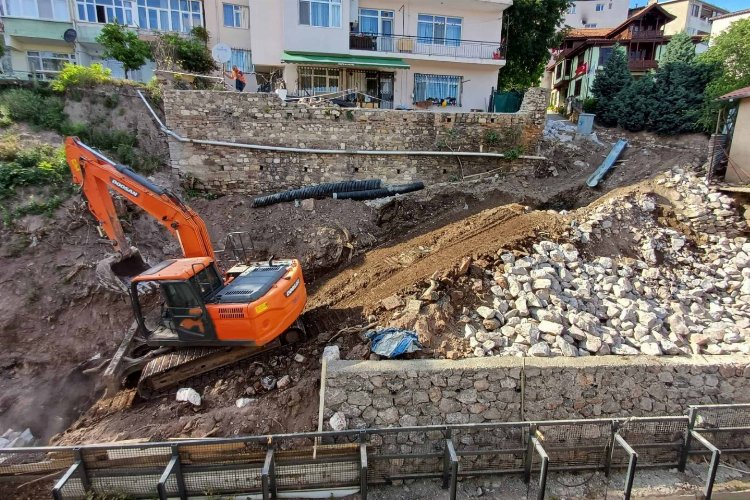 İzmit'te tehlike arz eden istinat duvarı yenilendi -