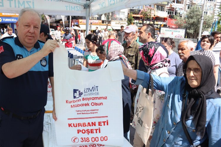 İzmit'te vatandaşlara kurban poşeti dağıtıldı -