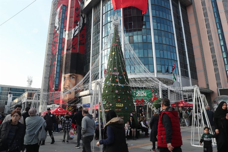 İzmit'te yeni yıl coşkusu meydana taştı -