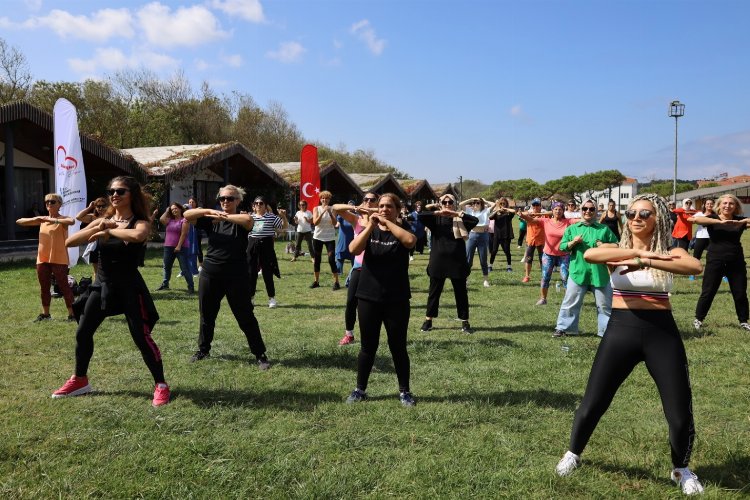 İzmitli kadınlar zumba ile eğlenerek spor yaptı -