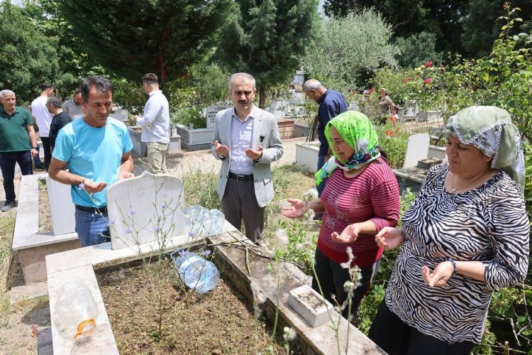 Kabir ziyareti yapan Çayırovalılara çiçek dağıtıldı -