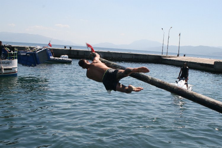 Kabotajın coşkusu... Mudanya'da yağlı direkte bayrak için yarıştılar -