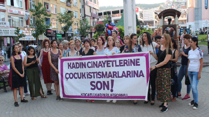 KADINLAR ÇOCUK İSTİSMARINI PROTESTO ETTİ