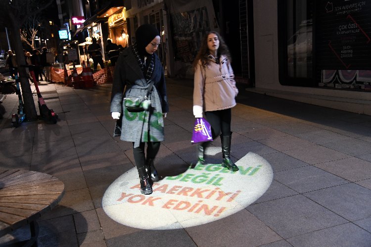 Kadıköy'de sokaklar kadın sözleriyle aydınlandı -