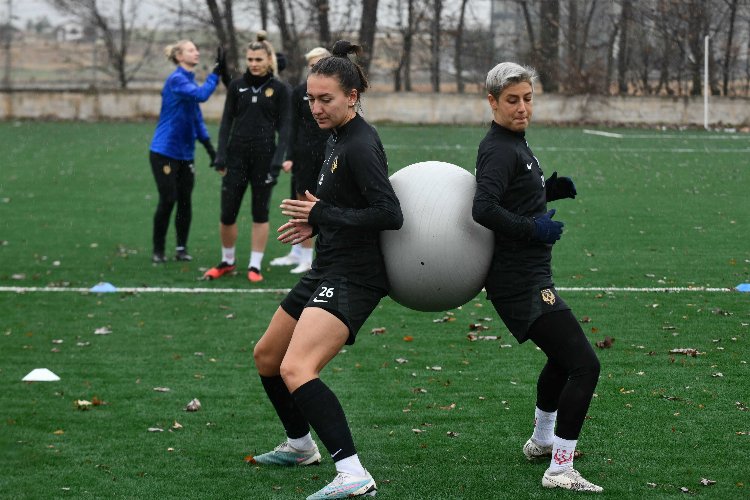 Kadın futbolculardan taraftara çağrı -