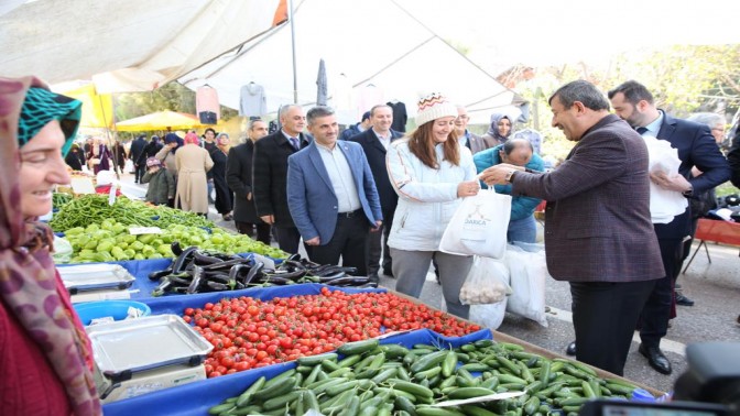 KARABACAK PAZARDA TORBA DAĞITTI