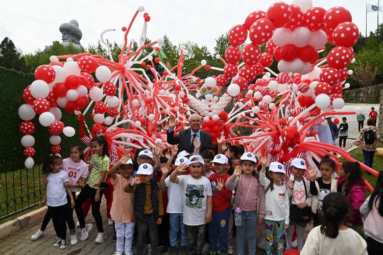 Karabağlar'da binlerce çocuk şenlikte buluştu -