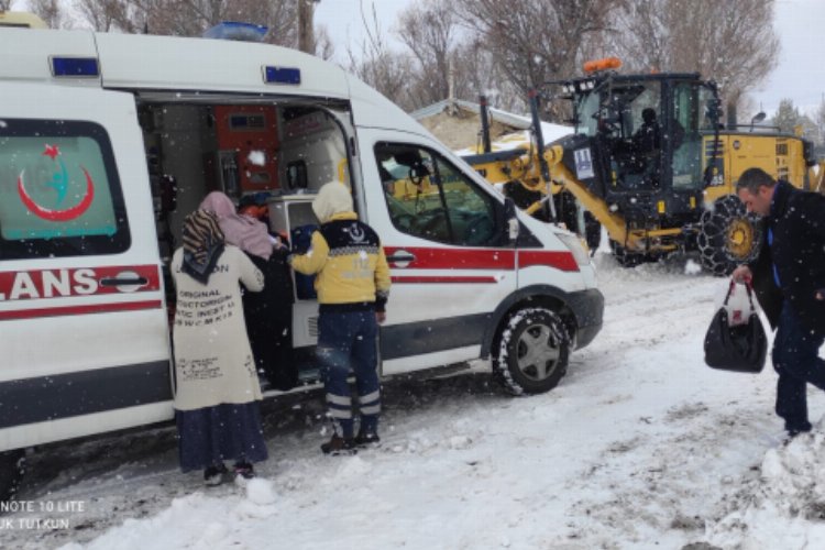 Karda yolları kapanan köyde ölüm kalım savaşı -