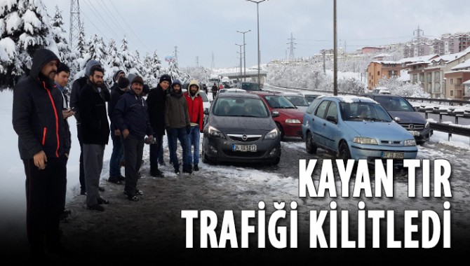 Kayan TIR, trafiği kilitledi