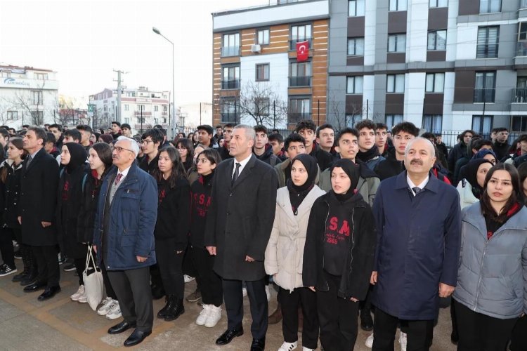 Kaymakam Özyiğit ve Başkan Büyükgöz bayrak töreninde -