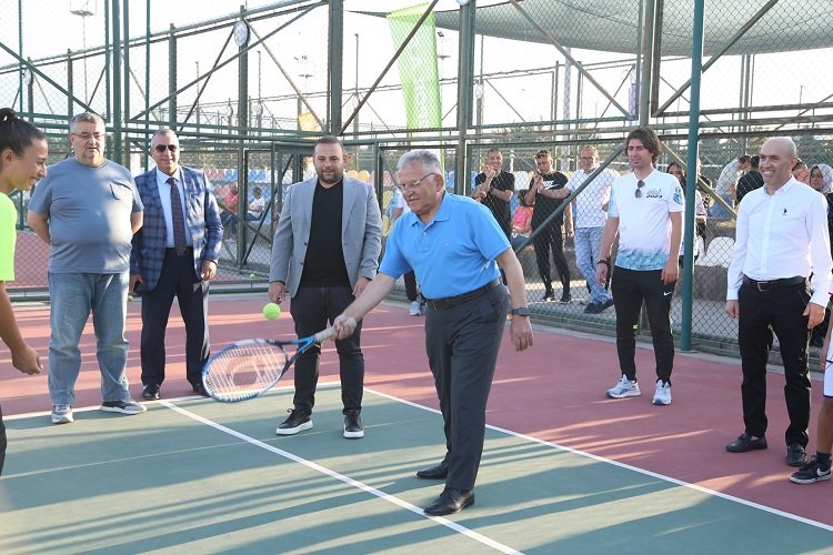 Kayseri Büyükşehir'in tenis kortlarına sporsever akını -