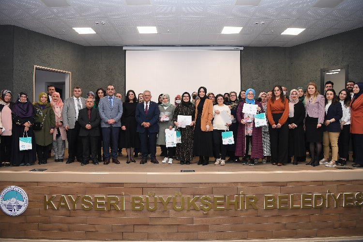 Kayseri'de Mutlu Evlilik Akademisi mezunlarını verdi -