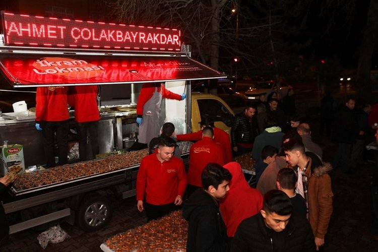 Kayseri Kocasinan'dan teravih sonrası tatlı ikram -