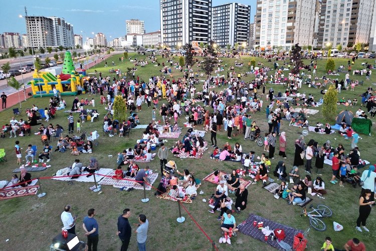 Kayseri Melikgazi'de açık hava sinema keyfi sürüyor -