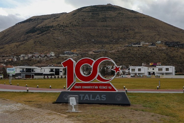 Kayseri Talas'ta paraşüt alanına anıt -