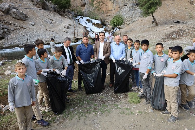 Kayseri Yahyalı'da başkan öğrencilerle temizlik yaptı -