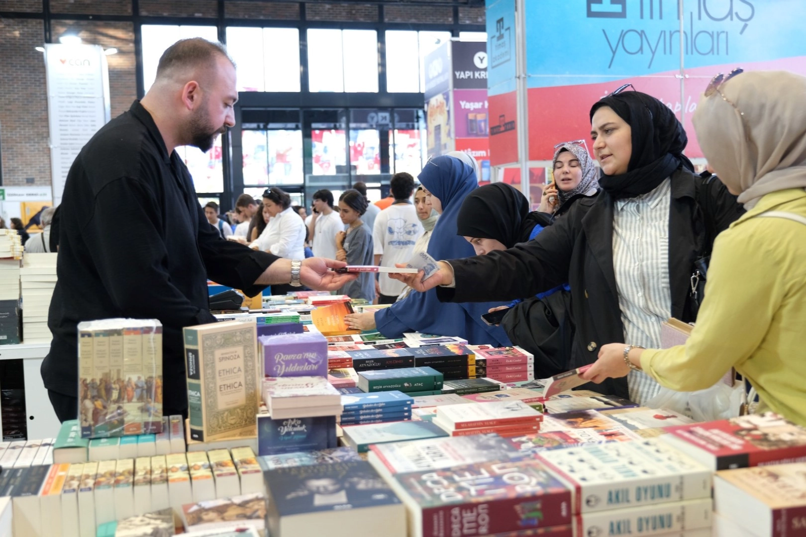 Kitap Fuarına ilgi salonlara sığmıyor -