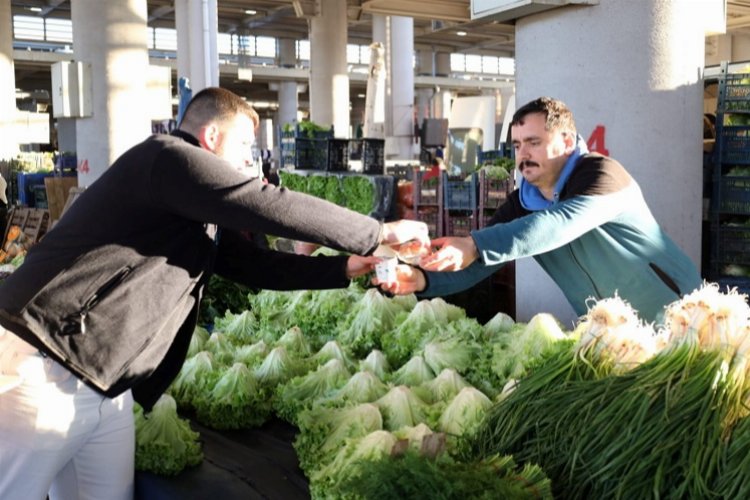 Kocaeli Büyükşehir'den pazarcı esnafına çorba ikramı -