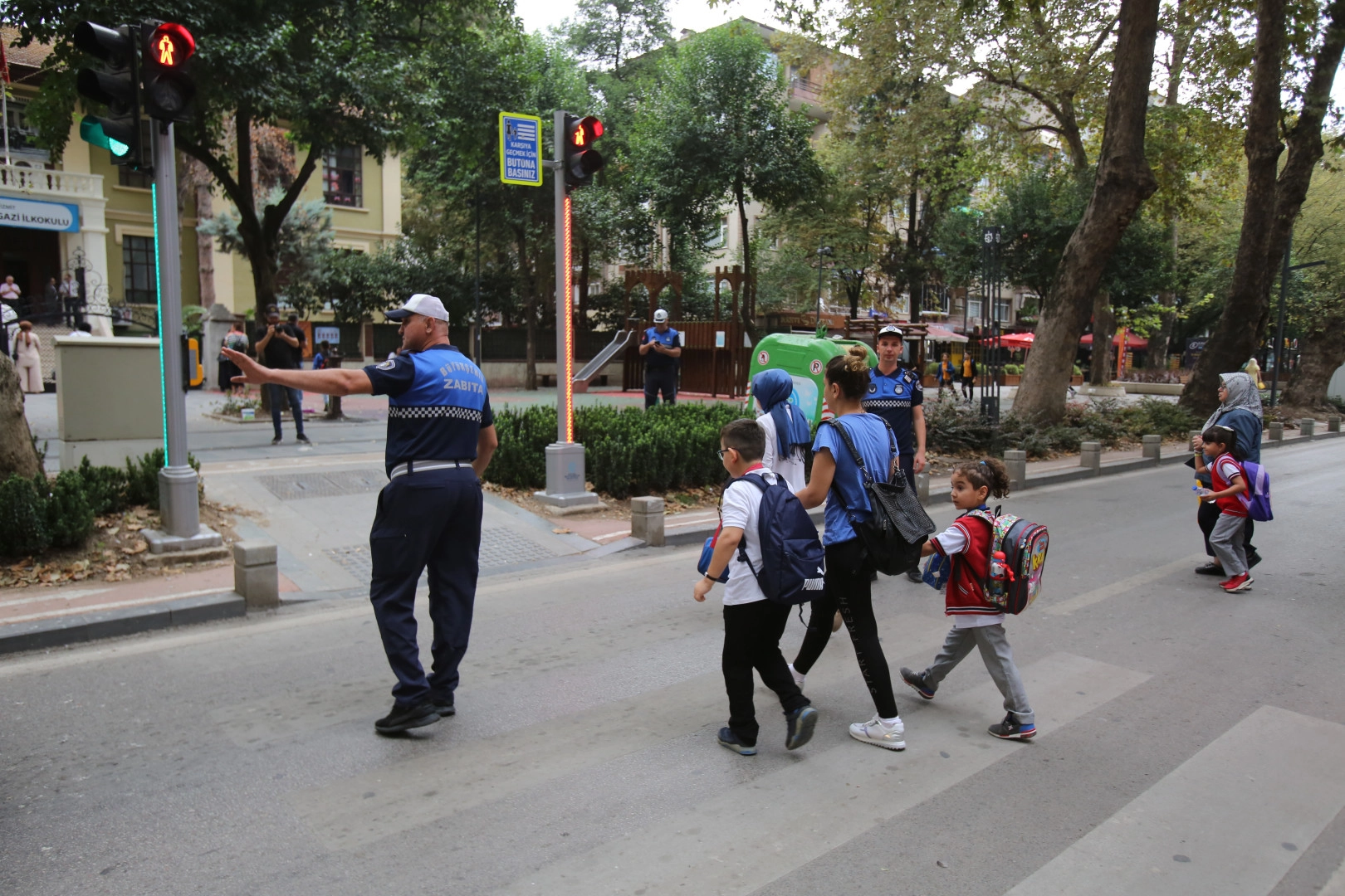 Kocaeli Büyükşehir Zabıtası görevde okul önleri güvende -