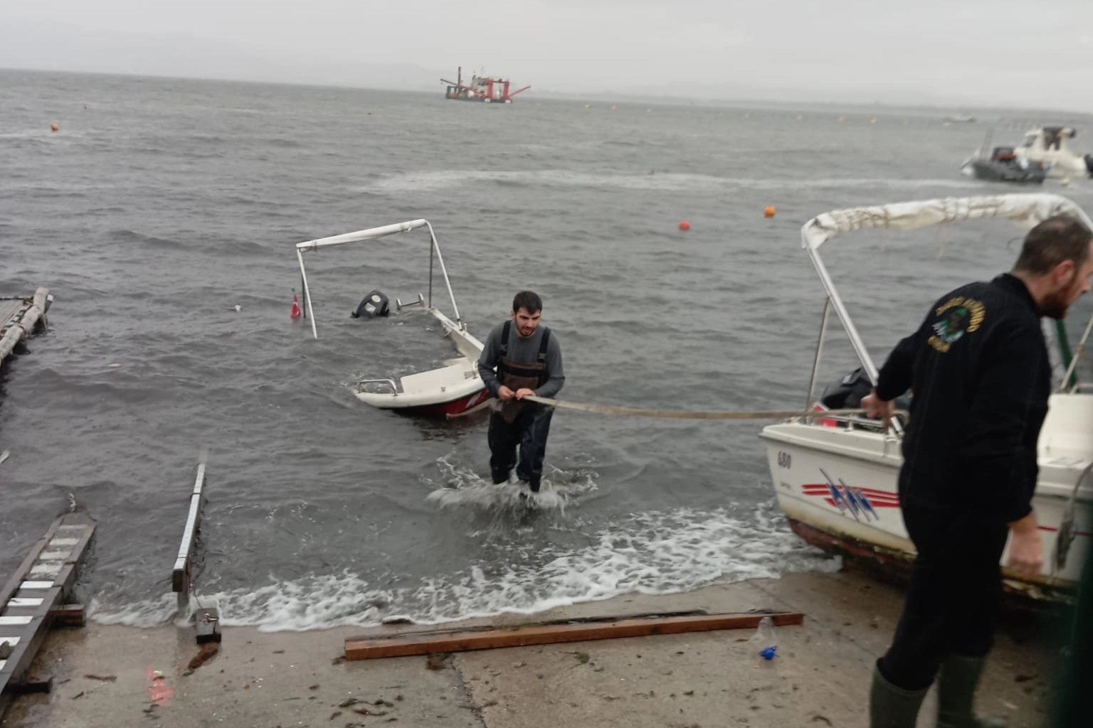 Kocaeli'de batan tekneler kıyıya çıkarıldı! -