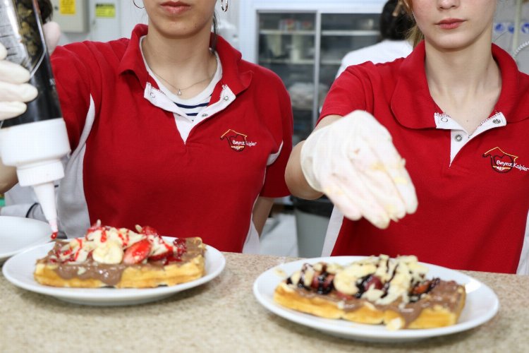 Kocaeli'de 'Beyaz Kalpler'de waffle ile kahve günü -