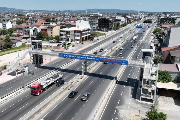 Kocaeli'de D-100 üzerindeki yaya üstgeçidi tamamlandı -