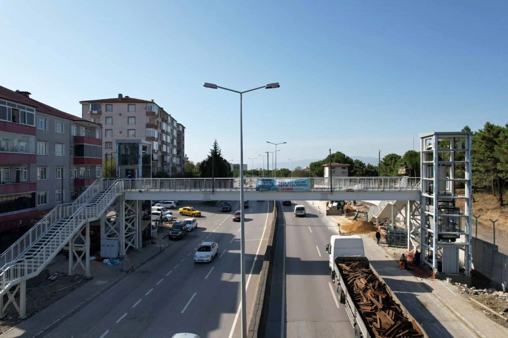 Kocaeli'de Sezai Karakoç üstgeçidinin asansör kuleleri tamam -