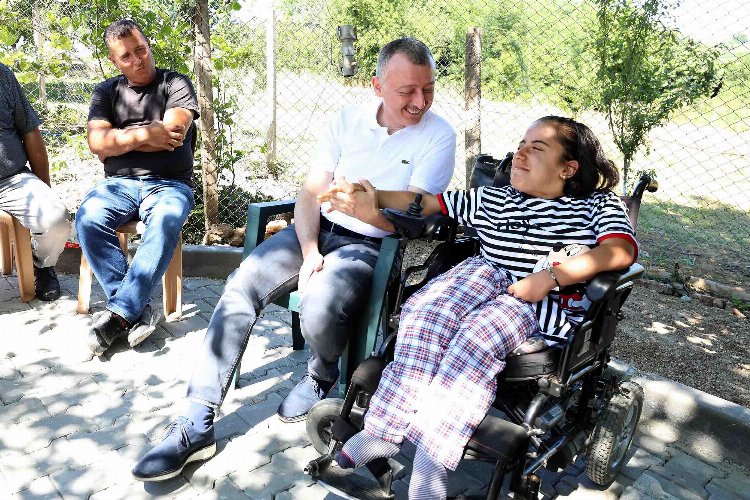 Kocaeli'de Spina Bifida hastası Aslıhan'ı duygulandıran ziyaret -