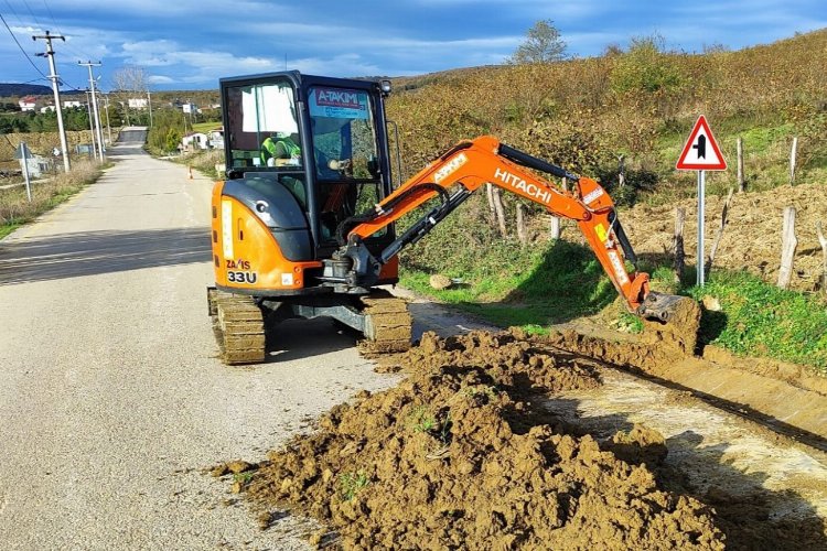 Kocaeli'de yol kenarındaki otlar ve çalılar temizleniyor -