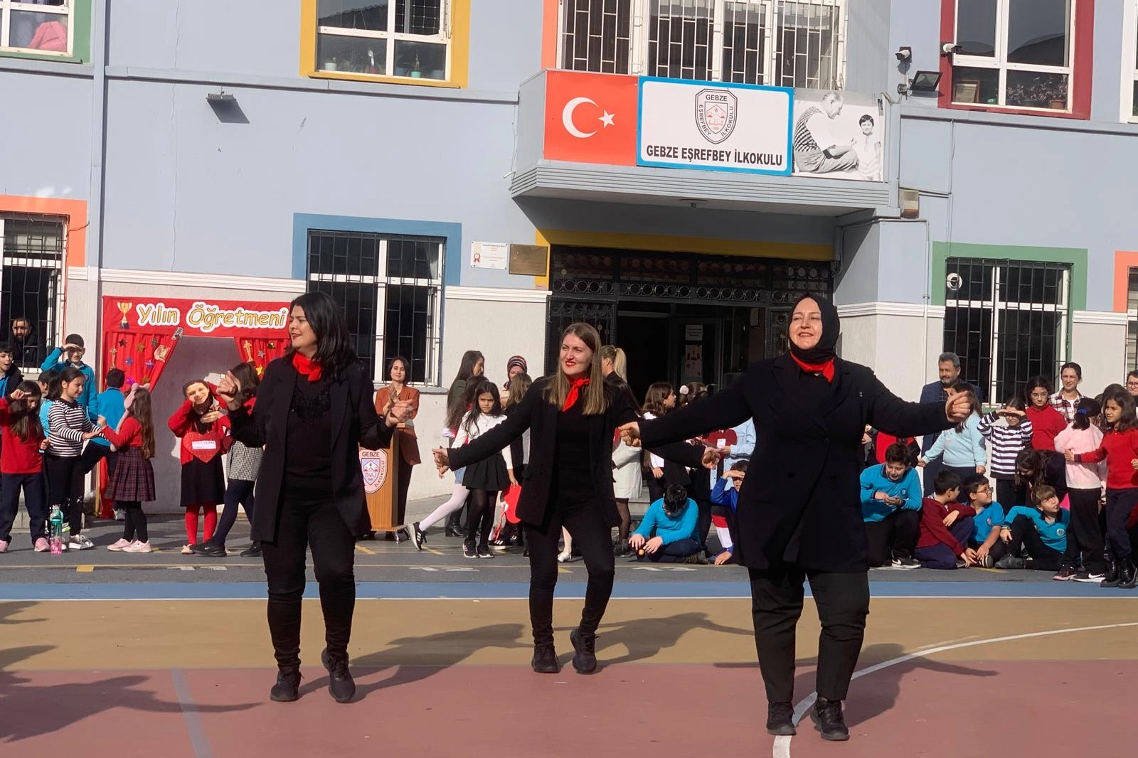 Kocaeli Gebze Eşrefbey İlkokulu'nda renkli kutlama -