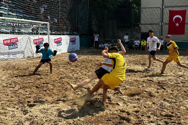 Kocaeli Gölcük'te 'kum futbolu' heyecanı -