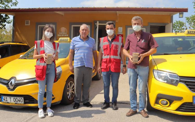 Kocaeli İzmit'te taksicilere aşure ikramı