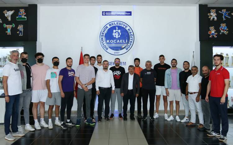 Kocaeli Kağıtspor'da voleybolda imzalar atıldı