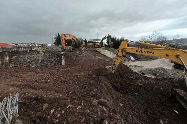 Kocaeli'nde TEM Otoyolu üzerindeki menfez yıkılıyor -