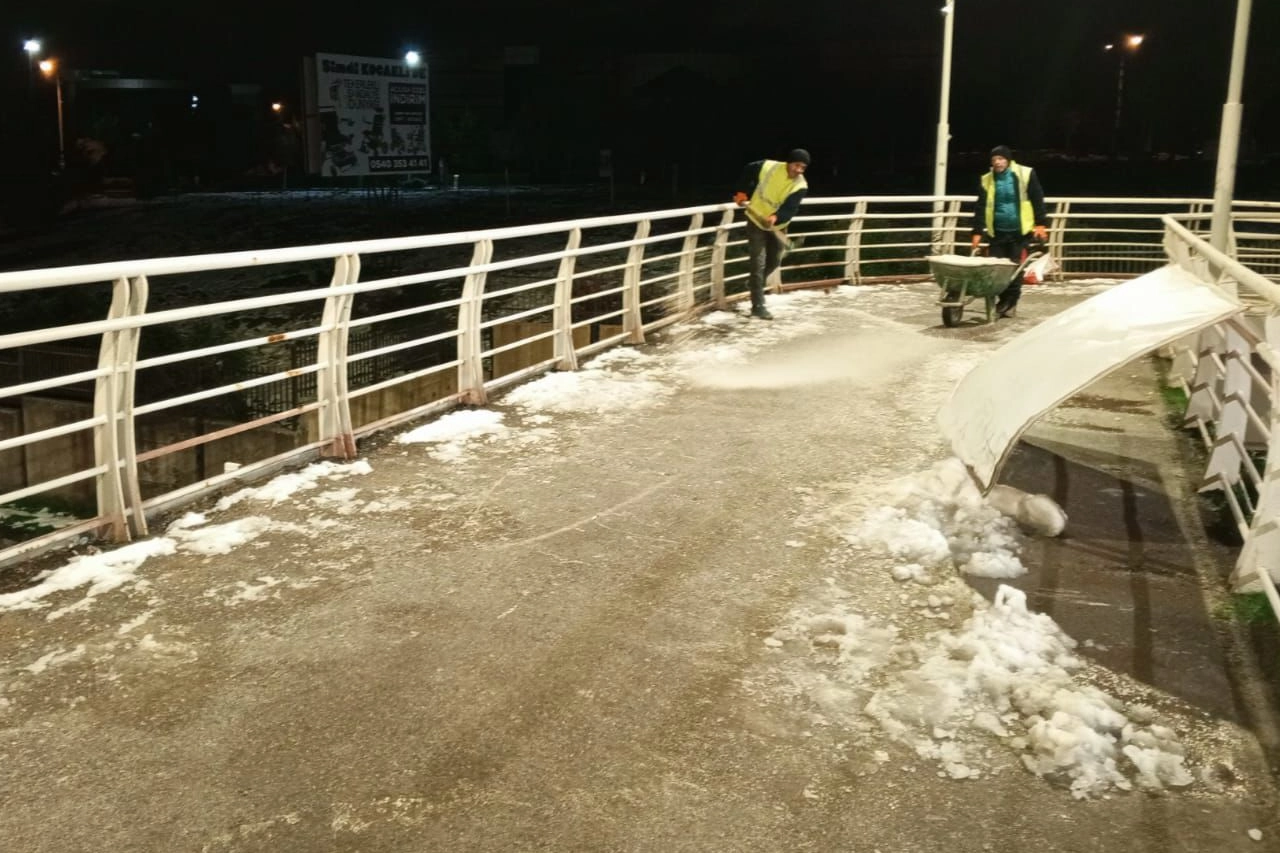 Kocaeli'nde üst geçitlere buzlanma müdahalesi -