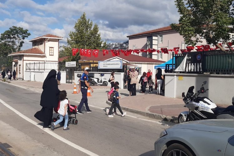 Kocaeli Zabıtası okul önlerinde -