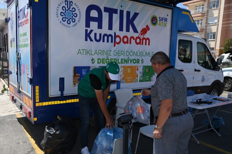 Konya'nın 'mobil atık aracı' semt pazarlarında -