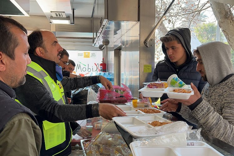 Konya sıcak yemek ve ekmek dağıtımını sürdürüyor -