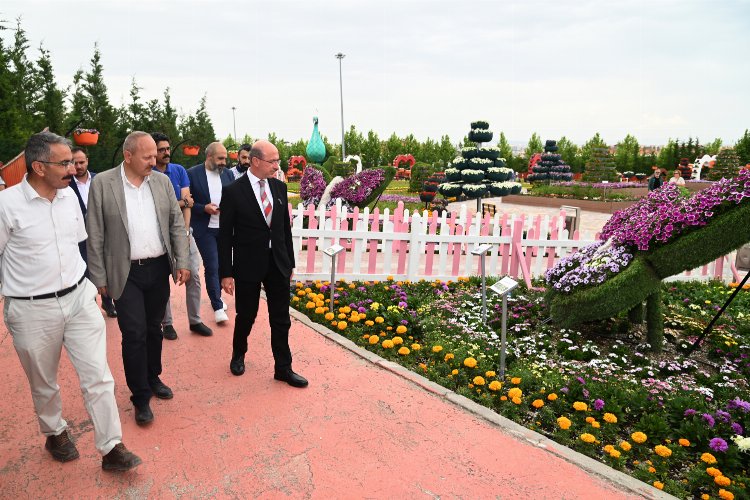 Konya Selçuklu Çiçek Bahçesi'nde görsel şölen -