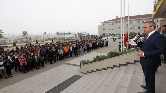 KÖŞKER GENÇLERİN HER ZAMAN YANINDA