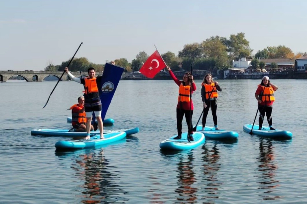 Kırkpınar Spor Bilimleri Fakültesi’nden ayakta kürek sörfü -