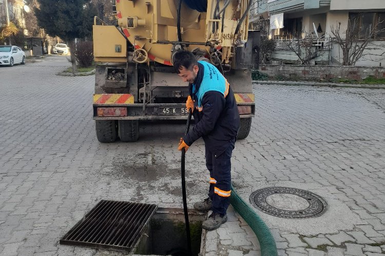 Kula’da dört mahallenin yağmursuyu ızgaraları temizlendi -