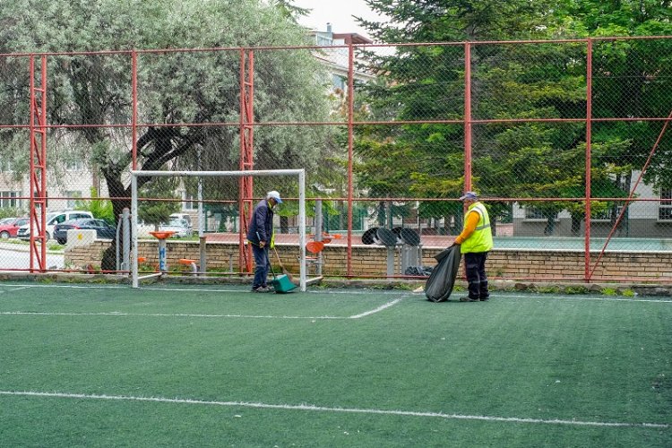 Kütahya'da park ve havuzlarda genel temizlik -