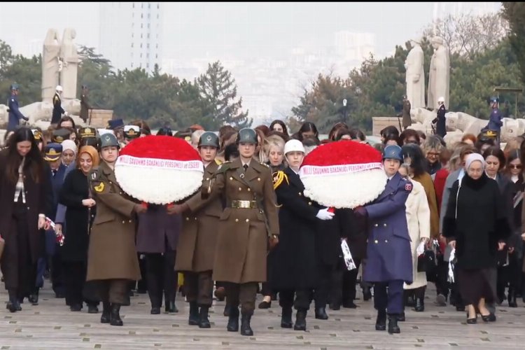 Kuvvet komutanlarının eşleri Anıtkabir'de -