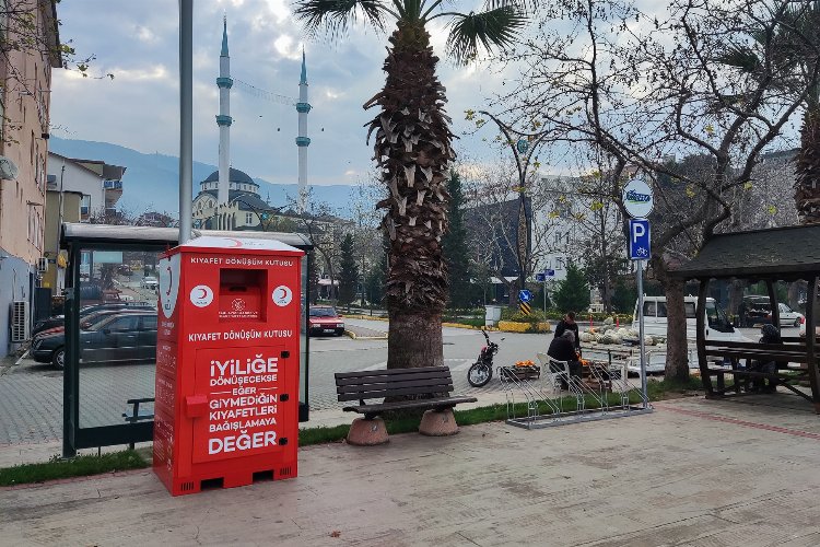 Kızılay'dan Gölcük'e 'kıyafet dönüşüm' kutuları -