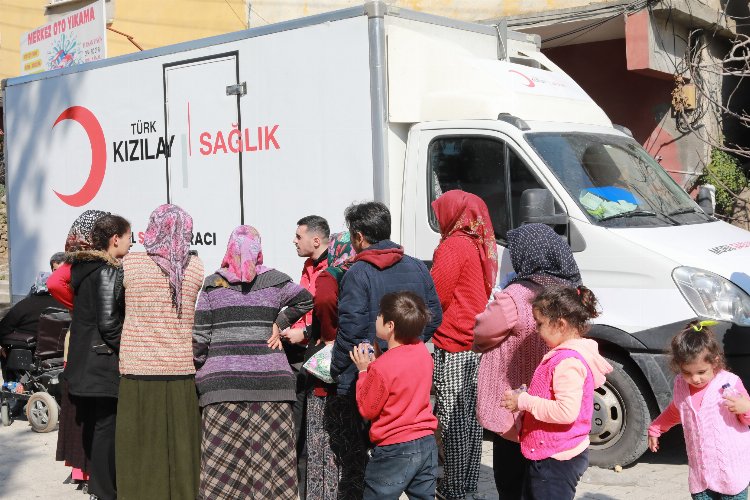 Kızılay Mobil Sağlık'la ilk gün 600 depremzedeye ulaştı -