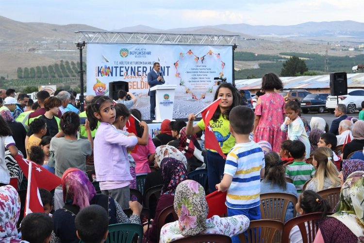 Malatya'da konteyner kentte yıl sonu şenliği -