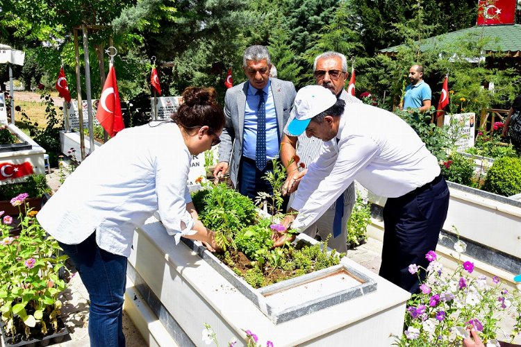 Malatya'da şehitlerin kabirleri çiçeklerle bezendi -