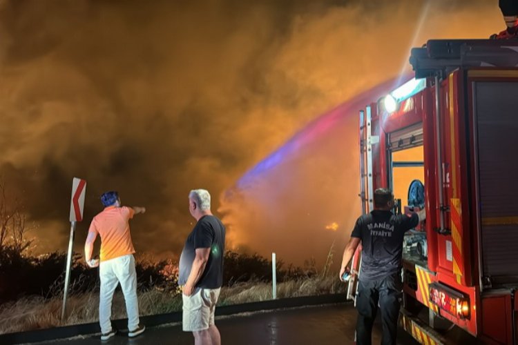 Manisa Akhisar'da korkutan yangın kontrol altında -